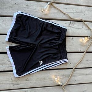 Adidas mid length shorts 🖤🤍